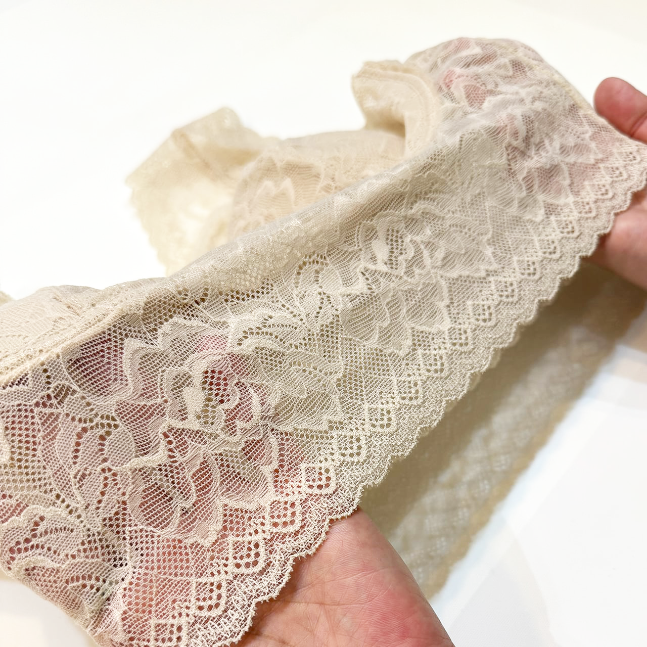 ノンワイヤーブラ・リラックスブラ・ストレッチブラ【白】ストレッチ具合